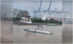 Tàu biển Singapore va chạm sà lan, 9 container rơi xuống sông Đồng Nai