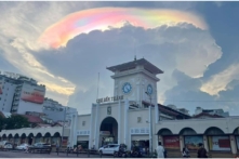 Mây ngũ sắc tuyệt đẹp xuất hiện trên bầu trời Sài Gòn, Hà Nội mưa lớn nhiều giờ