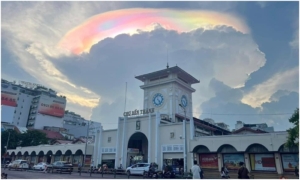 Mây ngũ sắc tuyệt đẹp xuất hiện trên bầu trời Sài Gòn, Hà Nội mưa lớn nhiều giờ
