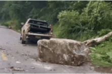 Việt Nam: Đá nặng hàng tấn lăn từ đỉnh núi, rơi trúng 2 xe hơi