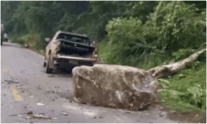 Việt Nam: Đá nặng hàng tấn lăn từ đỉnh núi, rơi trúng 2 xe hơi