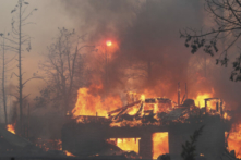 Một ngôi nhà bốc cháy khi đám cháy Mill Fire gây thiệt hại ở phân khu Lake Shastina phía tây bắc Weed, California, ngày 02/09/2022. (Ảnh: Hung T. Vu/The Record Searchlight qua AP)