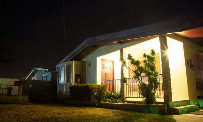 Một ngôi nhà với hiên bật sáng, ở thành phố Culver, California vào ngày 05/08/2015. (Ảnh: John Fredricks/The Epoch Times)
