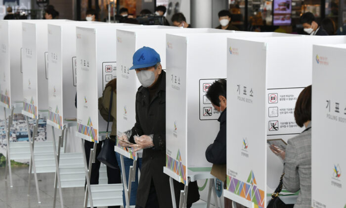 Một người đàn ông Nam Hàn bỏ phiếu trong cuộc bỏ phiếu sớm tại một điểm bỏ phiếu ở Seoul vào ngày 10/04/2020, trước các cuộc bầu cử vào Quốc hội diễn ra vào tuần sau đó. (Ảnh: Jung Yeon-Je/AFP qua Getty Images)