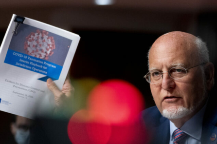 Cựu giám đốc CDC: Đã đến lúc phải thừa nhận ‘những tác dụng phụ đáng kể’ của vaccine COVID-19