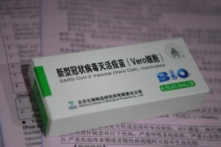 Bao bì của vaccine COVID-19 của hãng dược phẩm Sinopharm tại một điểm chích ngừa được dựng tại Bảo tàng Quy hoạch Đô thị Triều Dương ở Bắc Kinh, Trung Quốc, vào ngày 20/04/2021. (Ảnh: Greg Baker/AFP qua Getty Images)