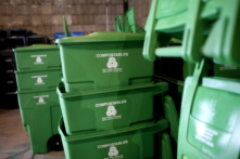 Các thùng rác đựng vật liệu có thể phân hủy, ở San Francisco, vào ngày 21/04/2009. (Ảnh: Justin Sullivan/Getty Images)