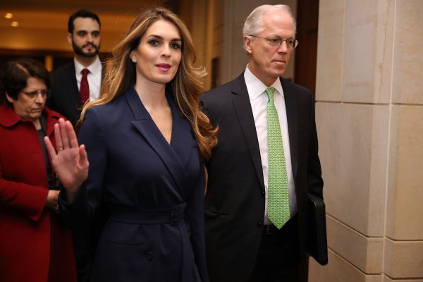 Cựu Giám đốc Truyền thông Tòa Bạch Ốc Hope Hicks vẫy tay chào các phóng viên khi bà đến Tòa nhà Quốc hội Hoa Kỳ để cho lời khai trước Ủy ban Tình báo Hạ viện vào ngày 27/02/2018. (Ảnh: Chip Somodevilla/Getty Images)