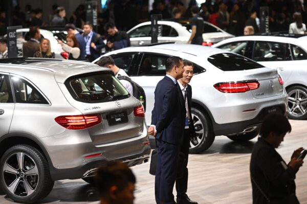 Khách tham quan ngắm nhìn những chiếc xe trong gian hàng của Mercedes-Benz trong ngày khai mạc Triển lãm Xe hơi Thượng Hải hôm 16/04/2019. (Ảnh: Greg Baker/AFP/Getty Images)