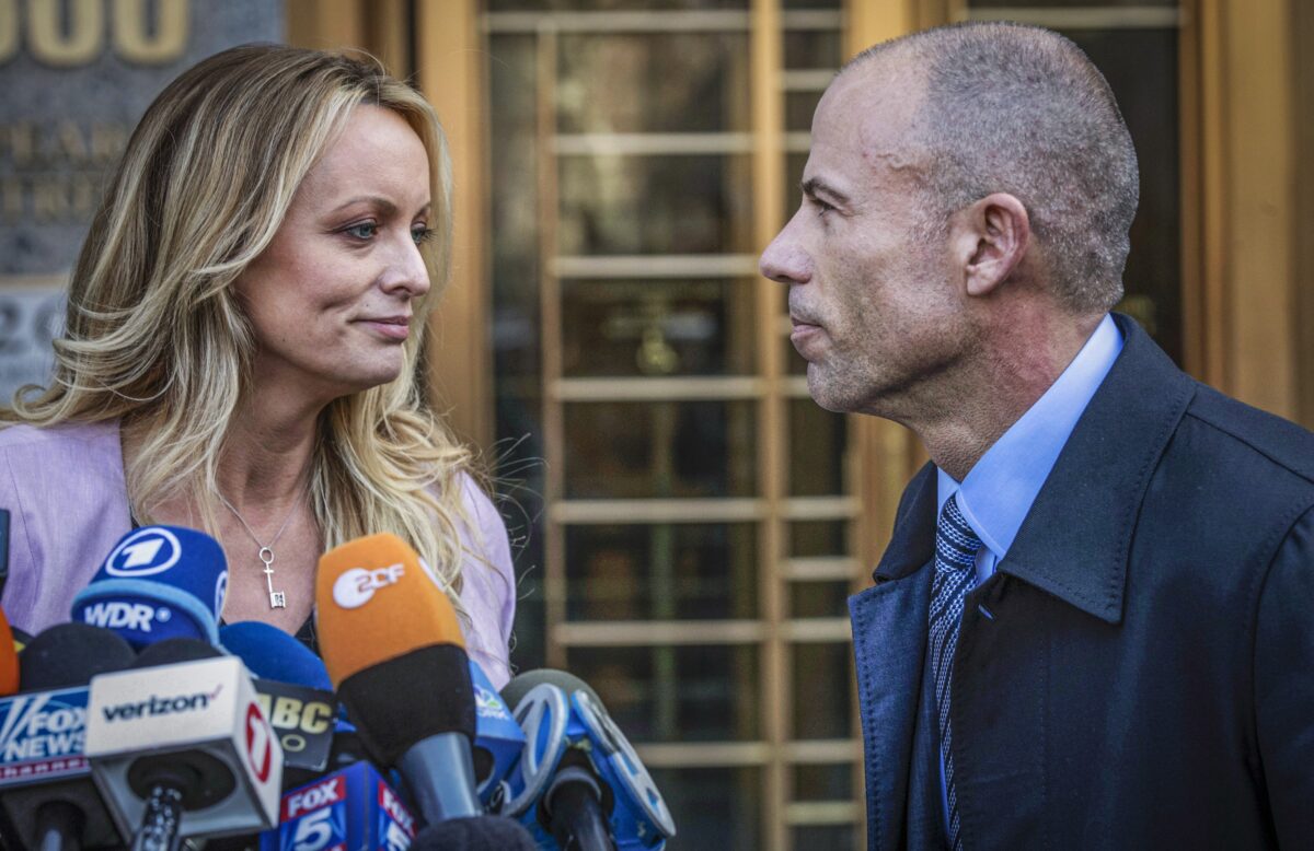 Bà Stormy Daniels, trái, đứng cùng luật sư lúc bấy giờ là ông Michael Avenatti trong cuộc họp báo bên ngoài tòa án liên bang ở New York, vào ngày 16/04/2018. (Ảnh: Mary Altaffer/AP Photo, Tư liệu)