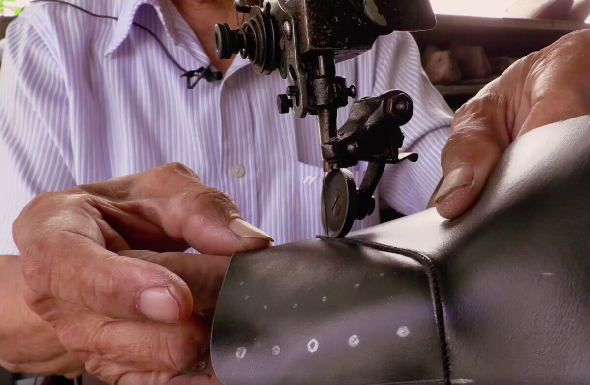 Từ đôi bàn tay thợ đến nghệ nhân giày hoàng gia: Câu chuyện truyền cảm hứng từ một nghệ nhân giày da tự học