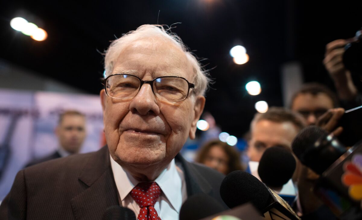 Ông Warren Buffett (giữa), Tổng giám đốc của Berkshire Hathaway, nói chuyện với giới báo chí khi ông đến cuộc họp cổ đông thường niên năm 2019 ở Omaha, Nebraska, ngày 04/05/2019. (Ảnh: Johannes Eisele/AFP qua Getty Images)