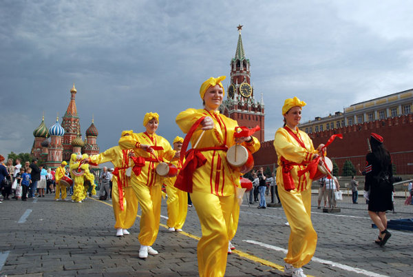 Các học viên Pháp Luân Công biểu diễn trong một cuộc diễn hành quanh Quảng trường Đỏ, ngay bên ngoài Điện Kremlin ở Moscow, vào ngày 27/05/2012. (Ảnh: The Epoch Times)