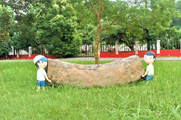 Trong quá trình hợp tác, hỗ trợ qua lại giữa người với người, nếu quý vị có thể ôm giữ một trái tim lương thiện thì quý vị sẽ ngày càng trở nên bao dung hơn. Hãy suy nghĩ cho người khác nhiều hơn một chút, quý vị sẽ buông bỏ được những suy nghĩ bất bình và phẫn nộ. (Ảnh: Tăng Yến Quân/The Epoch Times)
