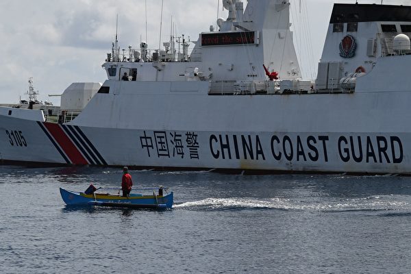 Ông Arnel Satam, ngư dân Philippines ngồi trên thuyền gỗ, đã cố gắng vào khu vực bãi cạn đảo Hoàng Nham (Scarborough Shoal, còn được gọi là Bãi cạn Scarborough) ở Biển Đông, nơi đang xảy ra tranh chấp chủ quyền, và bị tàu của Lực lượng Bảo vệ bờ biển của ĐCSTQ chặn lại, hôm 22/09/2023. (Ảnh: Ted Aljibe/AFP Getty Images)