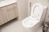 Nước bồn cầu chảy không ngừng sẽ gây lãng phí và làm tăng hóa đơn tiền nước. (Ảnh: Shutterstock)