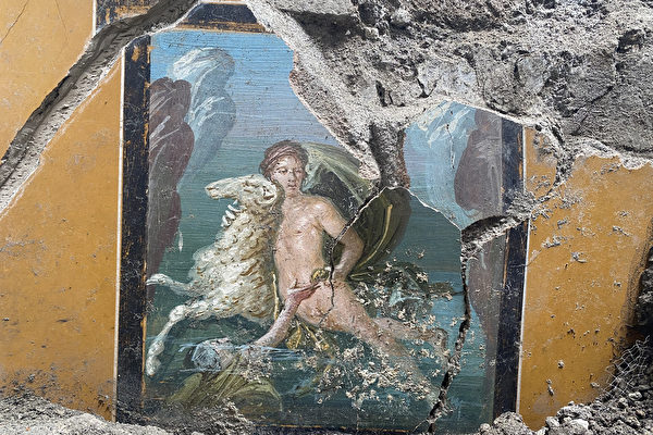 Bức bích họa mới được phát hiện ở Pompeii. Trong bức tranh, ngài Phrixus trong thần thoại Hy Lạp đang ngồi trên một con cừu thần kỳ diệu, đưa tay ra đỡ lấy em gái Helle, người bị ngã khỏi con cừu. (Ảnh: Handout/Văn phòng báo chí Parco Archeologico di Pompei/AFP)