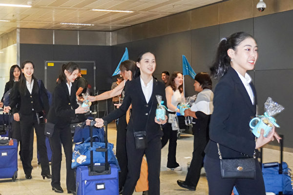 Khán giả hâm mộ Brazil chào đón Đoàn Nghệ thuật Biểu diễn Shen Yun Quốc tế tại phi trường São Paulo hôm 24/04/2024 và tặng chocolate cho các nghệ sỹ. (Ảnh: Mai Lei/The Epoch Times)