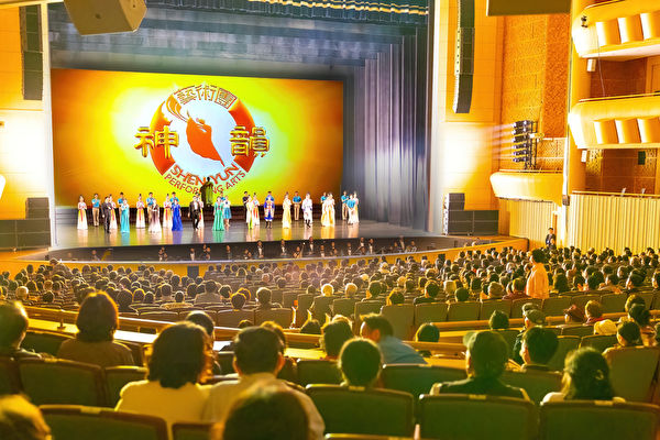Khán giả dành những tràng pháo tay nồng nhiệt bày tỏ cảm kích đối với các nghệ sỹ của Đoàn Nghệ thuật Biểu diễn Shen Yun New York trước lúc hạ màn buổi diễn đầu tiên tại Nam Hàn ở Nhà hát Opera Aram, thành phố Goyang tối hôm 24/04/2024. (Ảnh: Kim Guk-hwan / The Epoch Times)