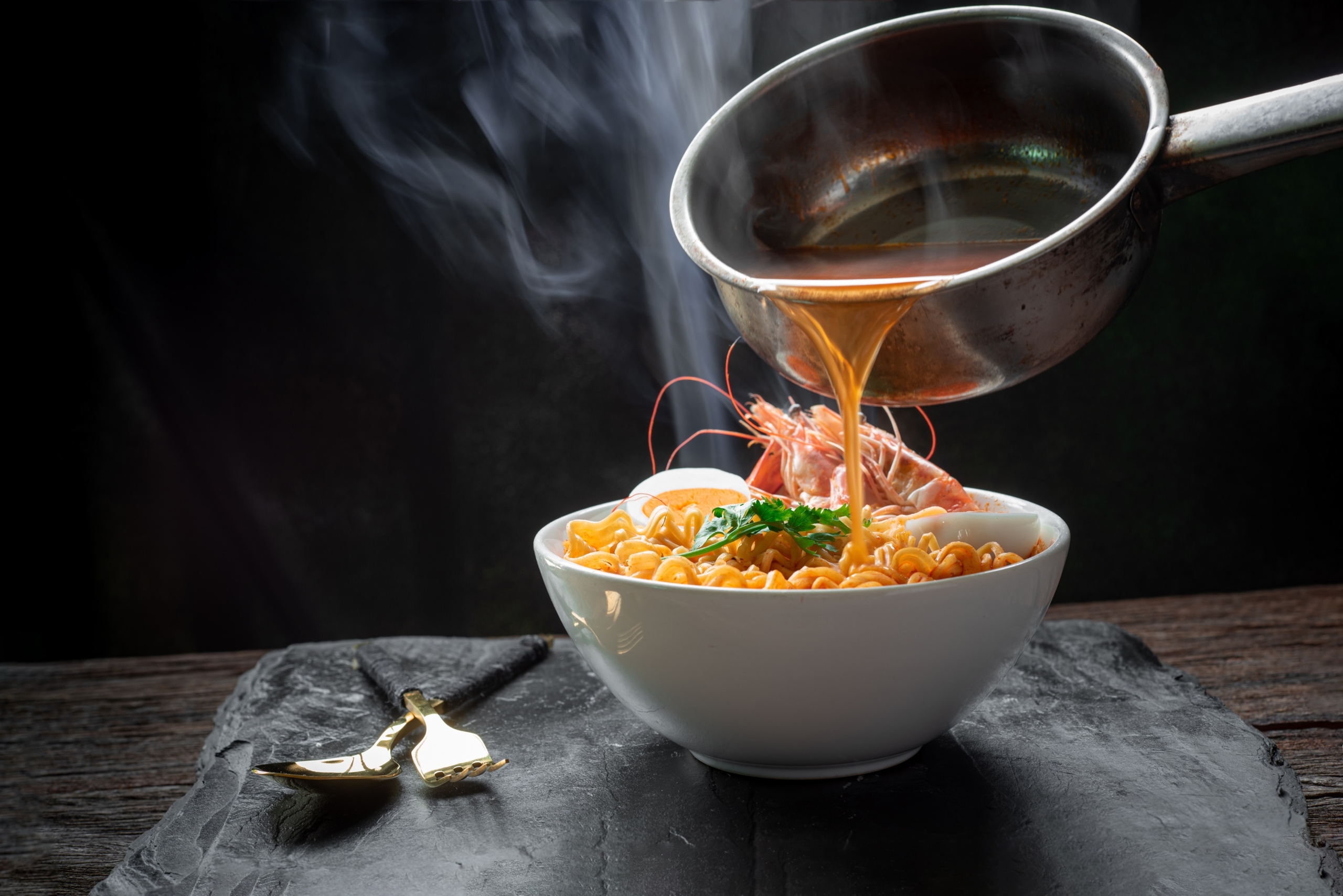 Ăn mì tôm vào tiết Lập hạ. (Ảnh: Shutterstock)