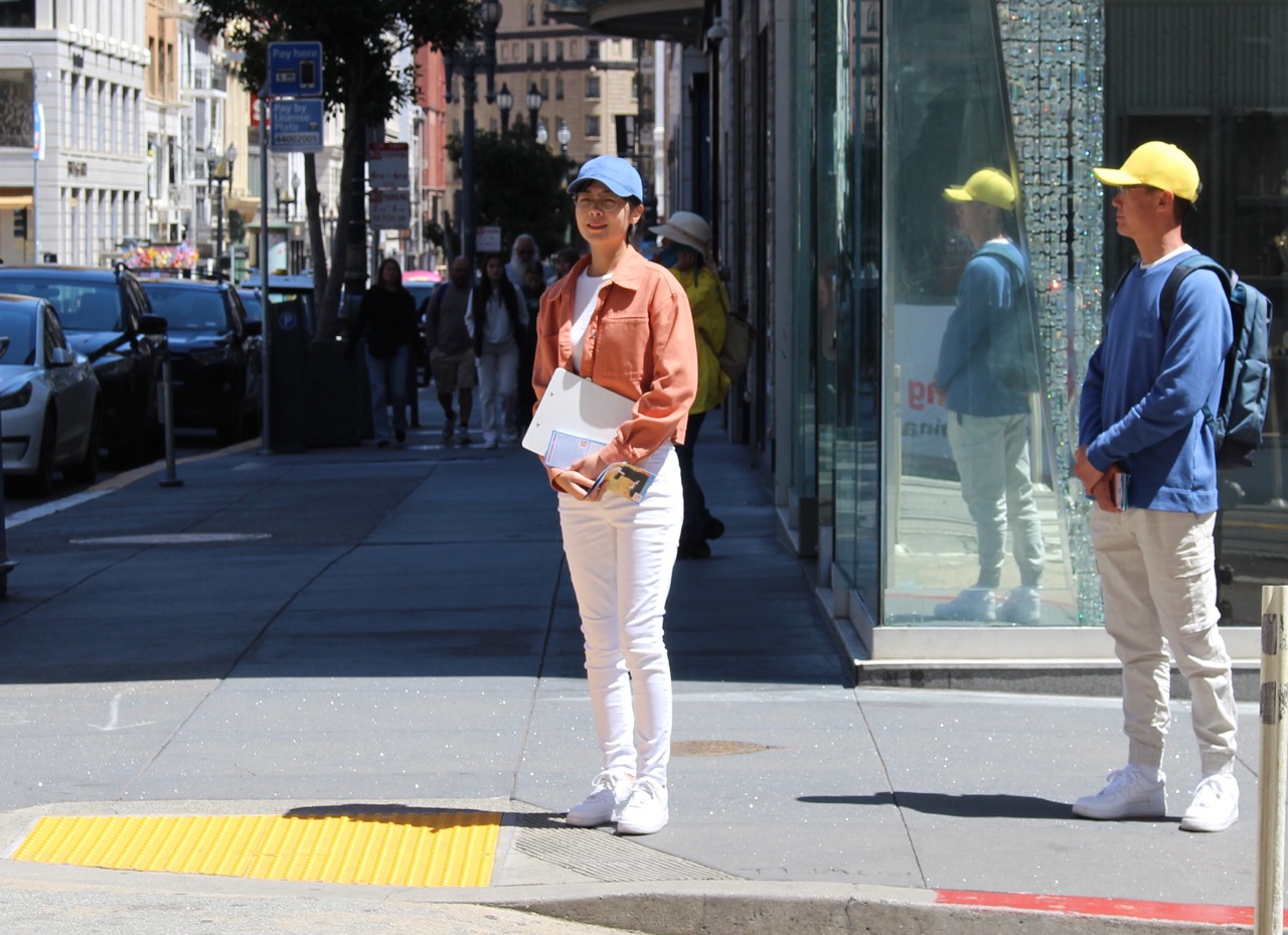 Cô Lưu Chỉ Đồng và chồng Vương Đại Khả thu thập chữ ký trên đường phố San Francisco. (Ảnh: Vương Hồng Sinh/Epoch Times)