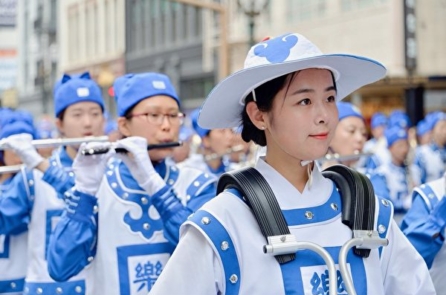 Câu chuyện người chỉ huy dàn nhạc đi khắp nơi để giải cứu mẹ