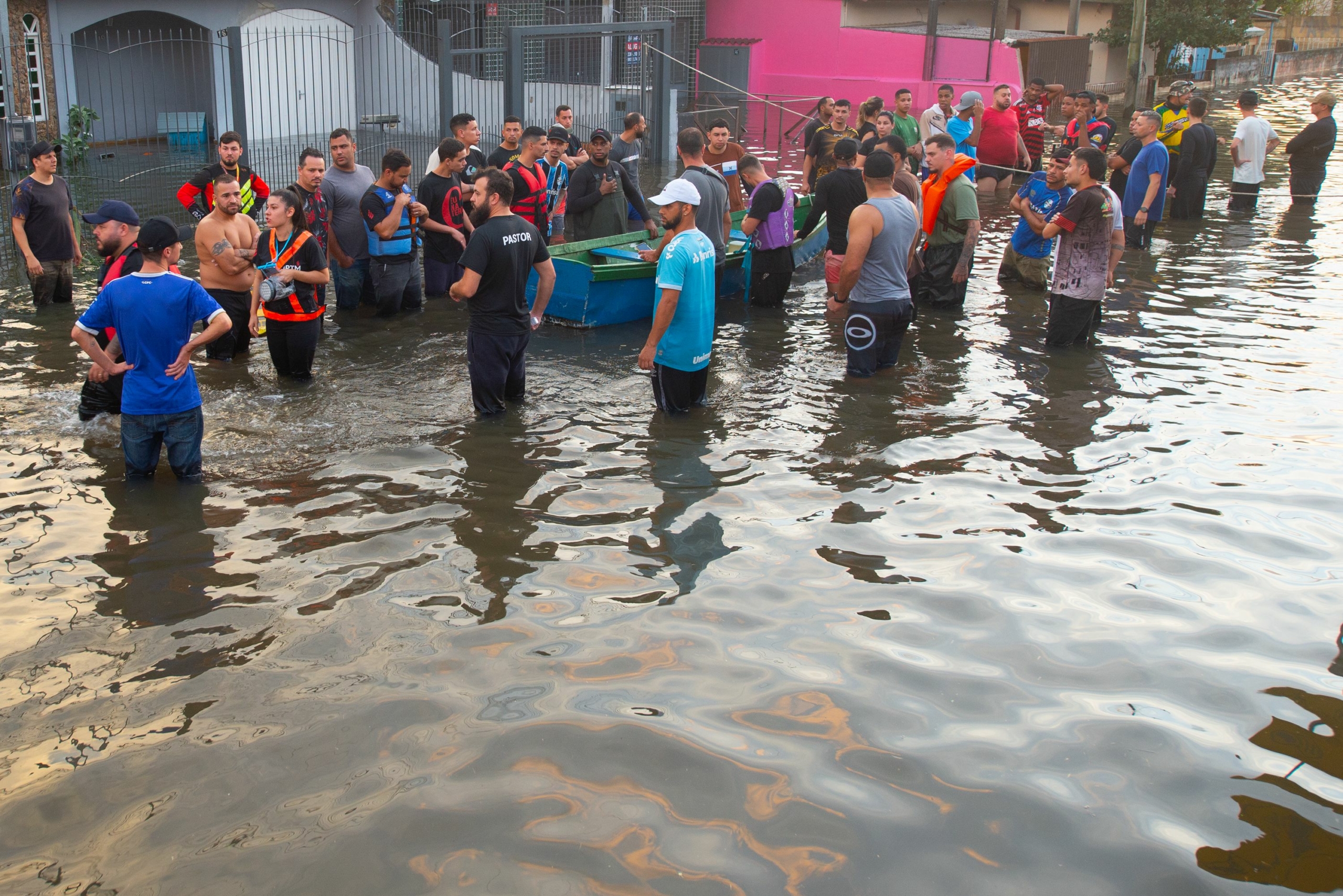 Các nhân viên cứu hộ sử dụng thuyền để giải cứu người dân gặp nạn tại khu Sarandi neighborhood, tiểu bang Rio Grande do Sul, Brazil, hôm 05/05/2024. (Ảnh: Matheus Piccini/Getty Images)