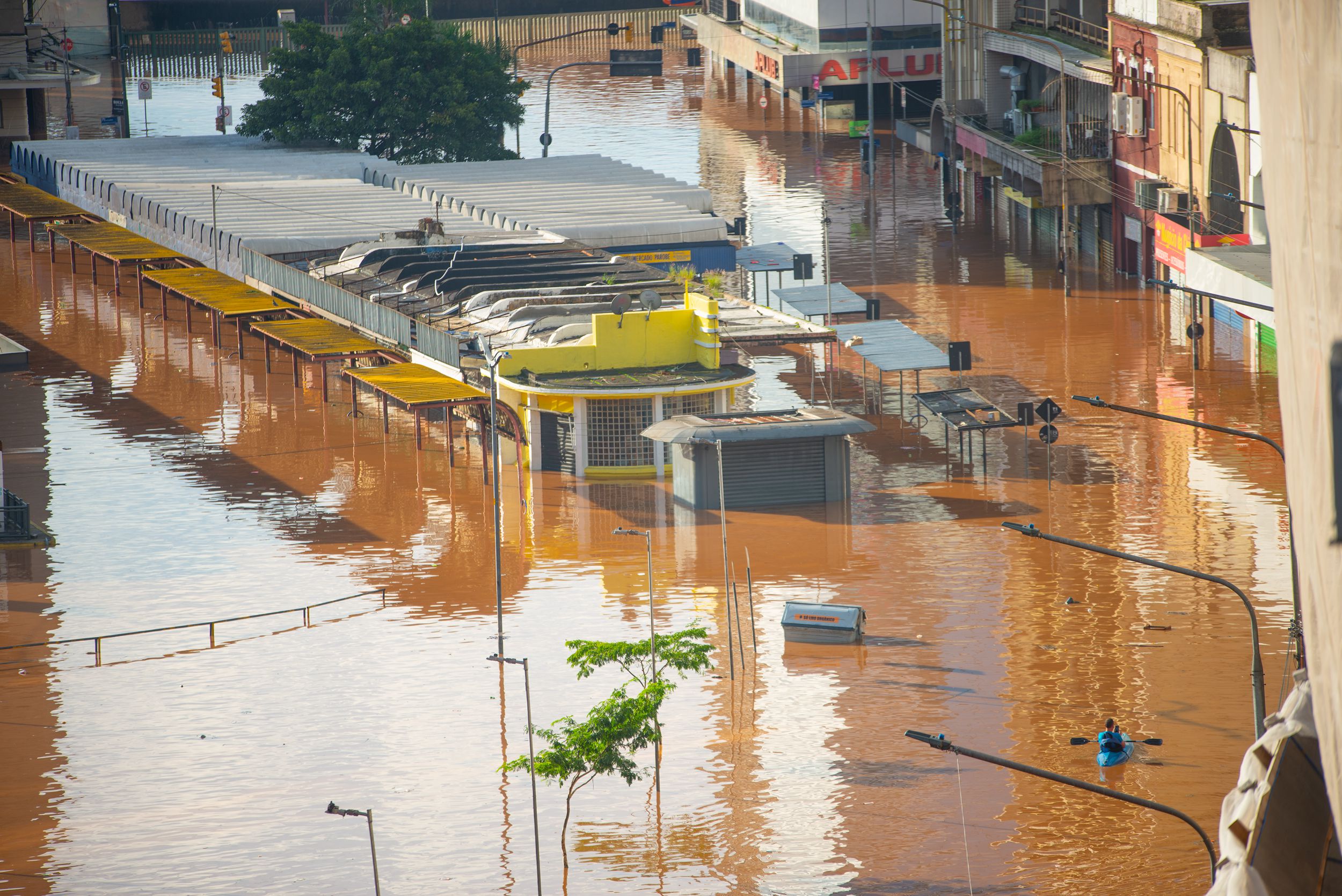 Sau cơn mưa lớn tại tiểu bang Rio Grande do Sul, Brazil, nước sông Guaiba đã tràn bờ, gây ra lũ lụt nghiêm trọng trên các con đường của thành phố, hôm 05/05/2024. (Ảnh: Matheus Piccini/Getty Images)