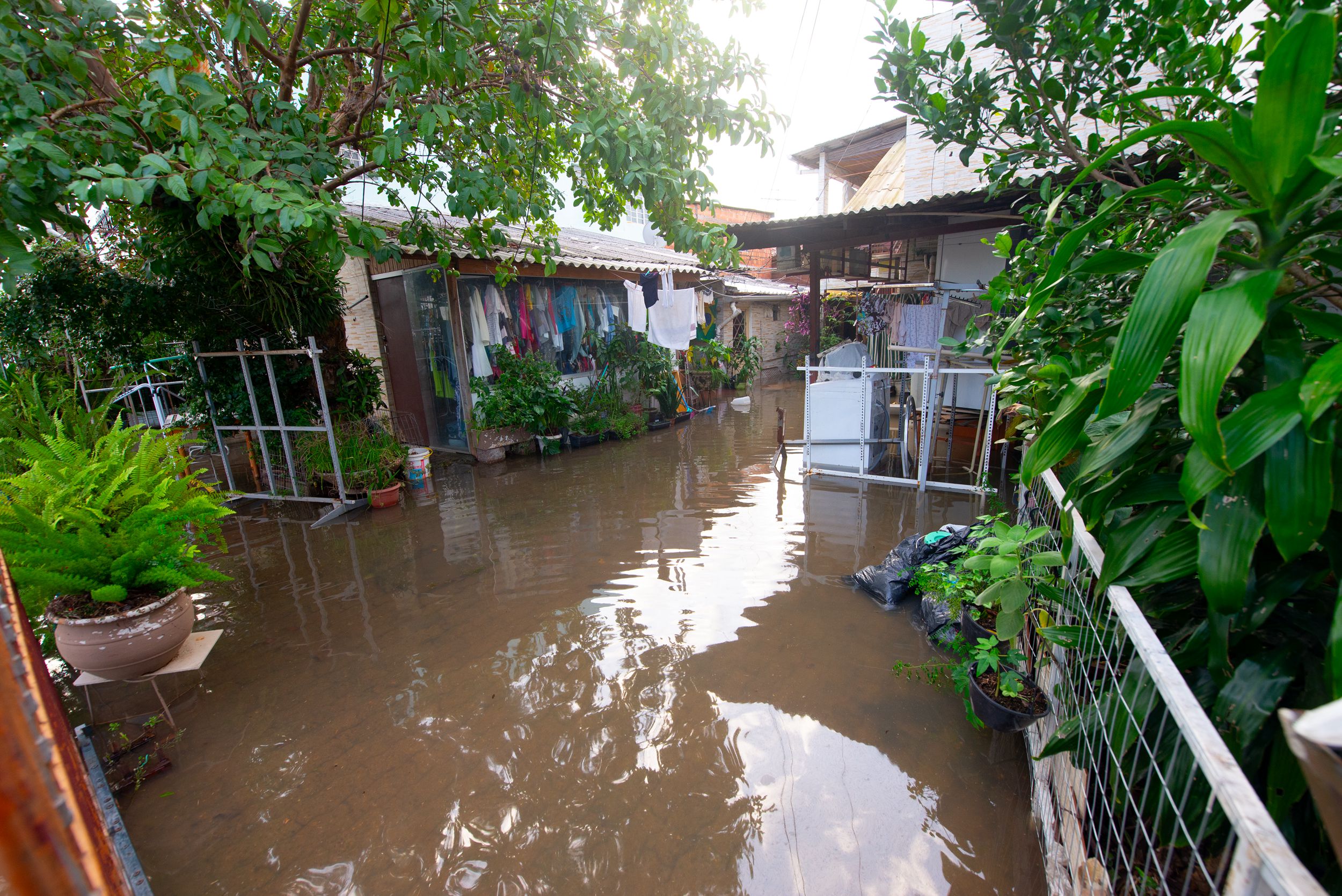 Các con đường ở khu phố Sarandi, tiểu bang Rio Grande do Sul, Brazil, bị ngập trong nước, hôm 05/05/2024. (Ảnh: Matheus Piccini/Getty Images)