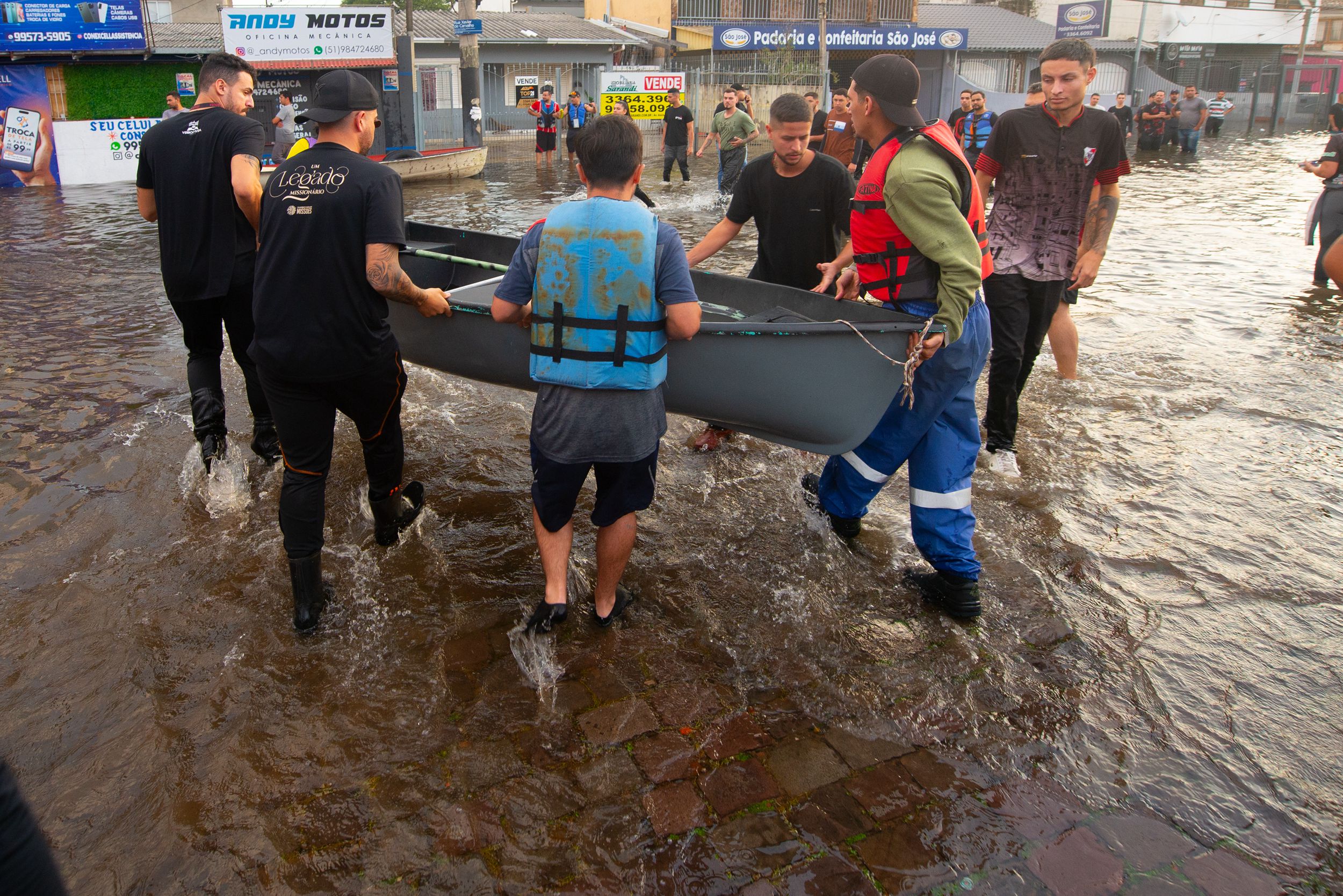 Các nhân viên cứu hộ sử dụng thuyền để giải cứu người dân gặp nạn tại khu Sarandi neighborhood, tiểu bang Rio Grande do Sul, Brazil, hôm 05/05/2024. (Ảnh: Matheus Piccini/Getty Images)