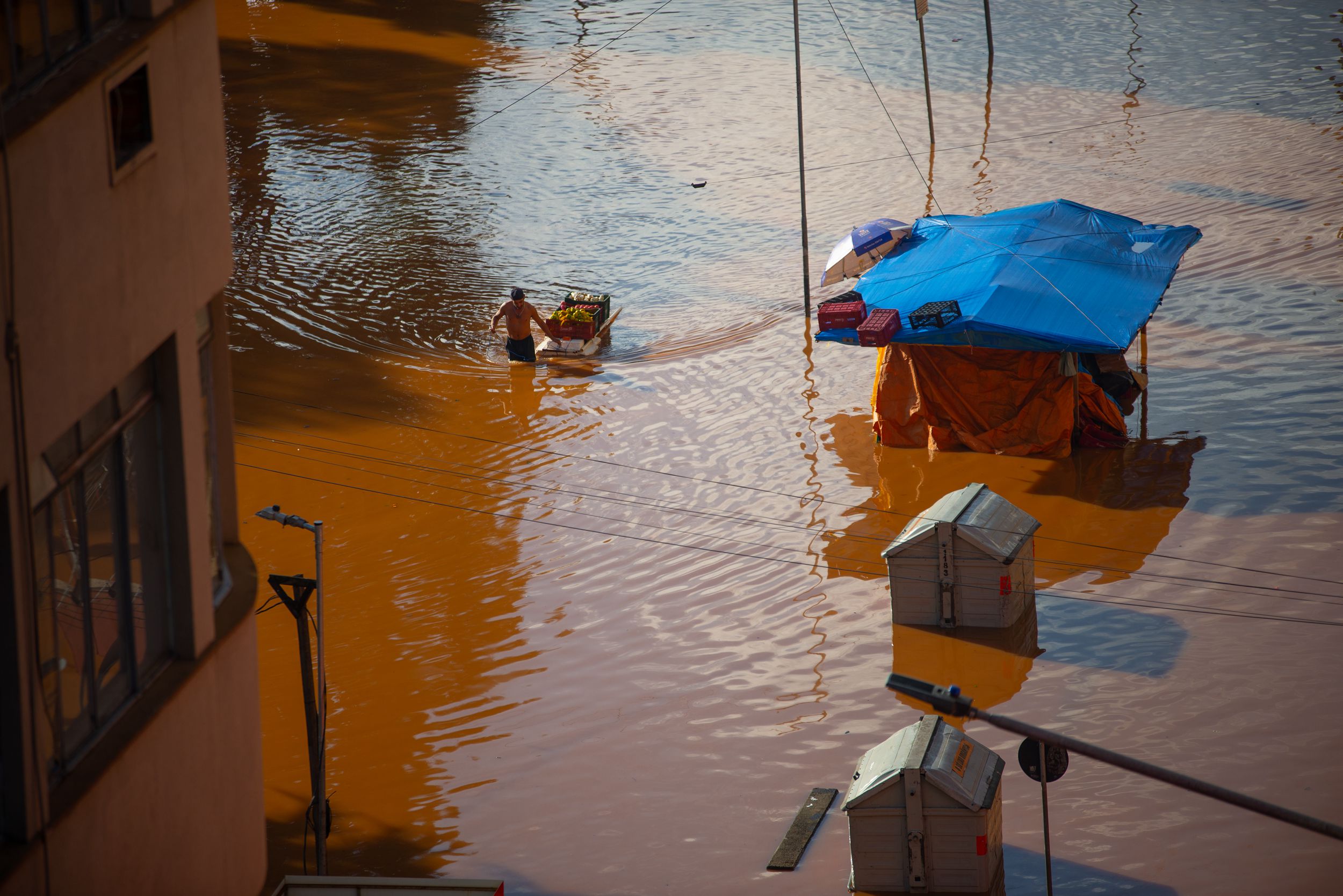 Sau cơn mưa lớn tại tiểu bang Rio Grande do Sul, Brazil, nước sông Guaiba đã tràn bờ, gây ra lũ lụt nghiêm trọng trên các con đường của thành phố, hôm 05/05/2024. (Ảnh: Matheus Piccini/Getty Images)