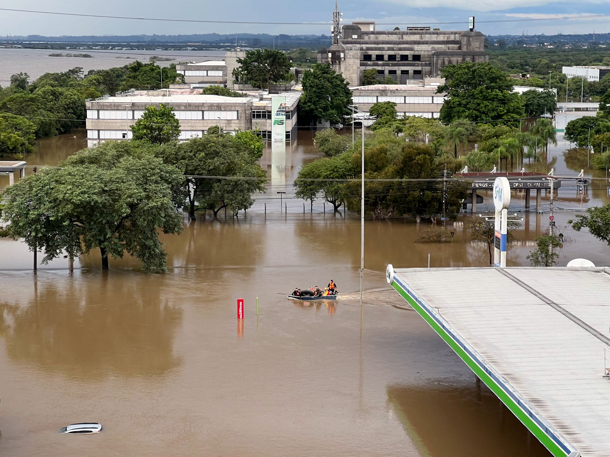 Ảnh chụp từ trên cao của khu dân cư Sarandi, tiểu bang Rio Grande do Sul, Brazil, bị nhấn chìm trong nước lũ, hôm 05/05/2024. (Ảnh: Florian Plaucheur/AFP qua Getty Images)