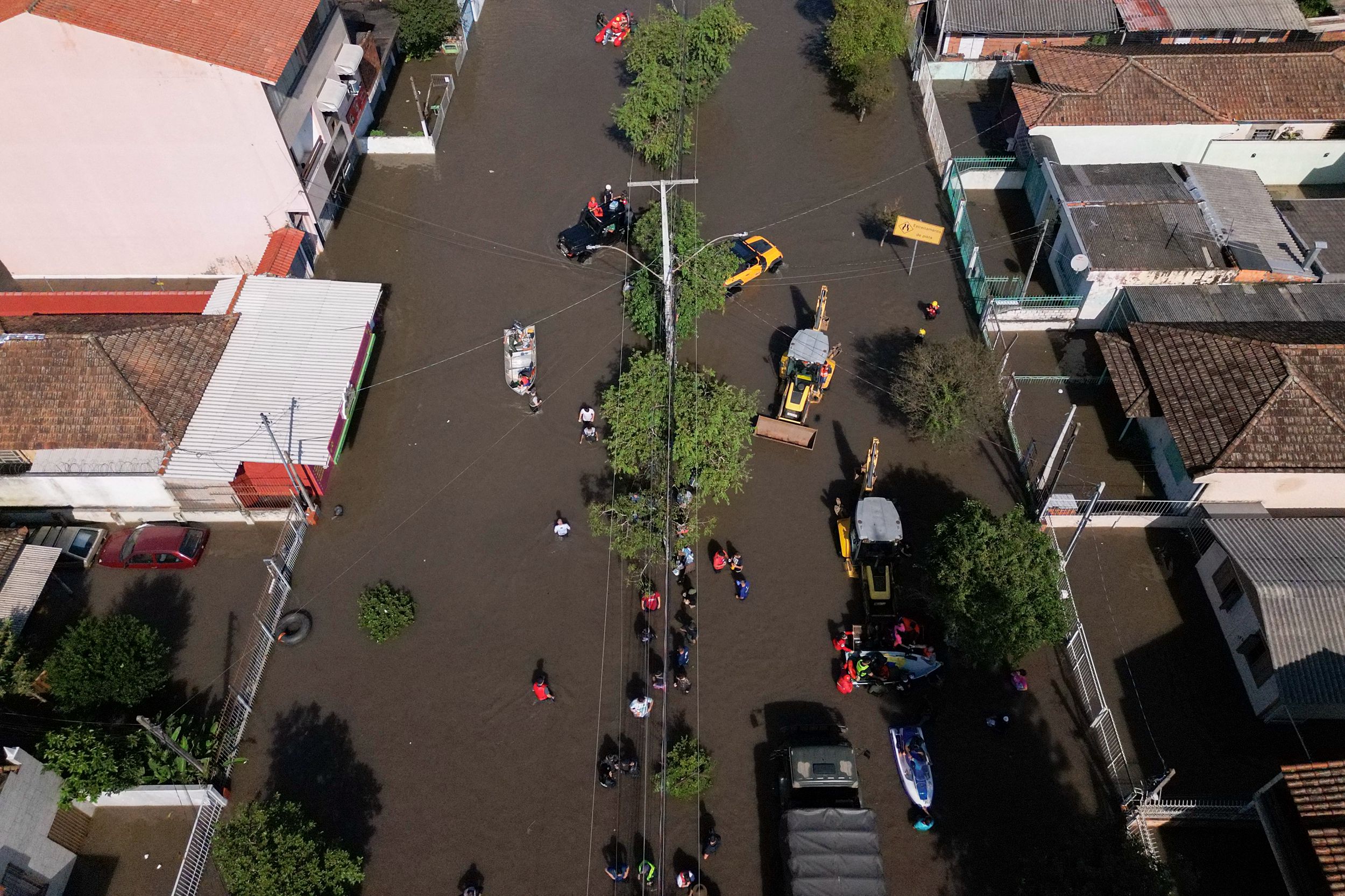 Ảnh chụp từ trên cao của khu dân cư Sarandi, tiểu bang Rio Grande do Sul, Brazil, bị nhấn chìm trong nước lũ, hôm 05/05/2024. (Ảnh: Florian Plaucheur/AFP qua Getty Images)