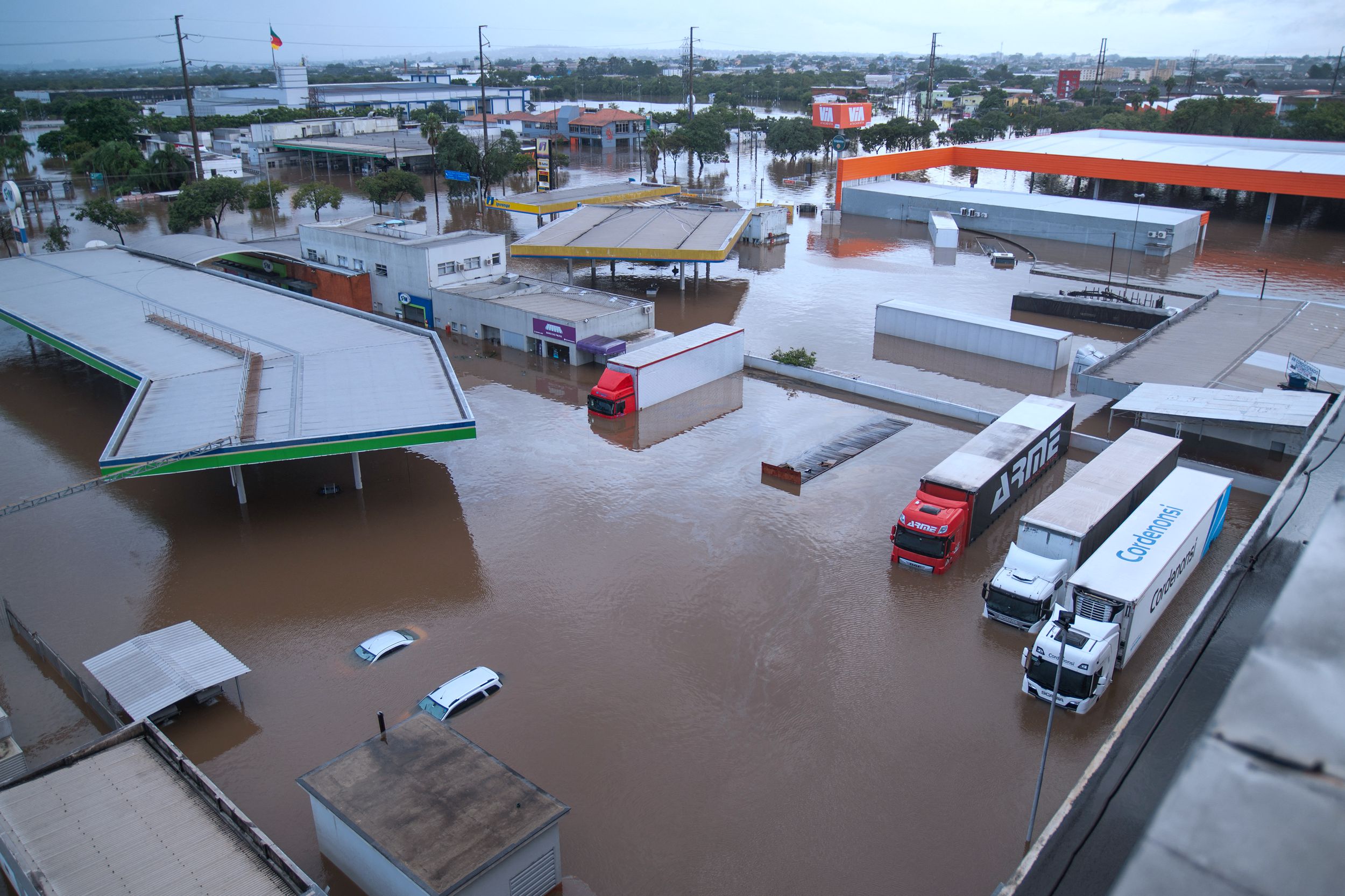 Ảnh chụp từ trên cao của khu dân cư Sarandi, tiểu bang Rio Grande do Sul, Brazil, bị nhấn chìm trong nước lũ, hôm 05/05/2024. (Ảnh: Carlos Fabal/AFP qua Getty Images)