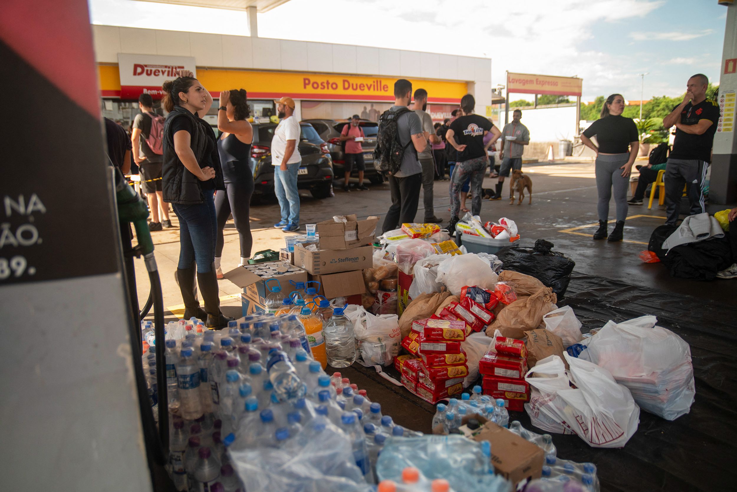 Ảnh chụp hôm 05/05/2024 tại một trạm xăng ở thành phố Porto Alegre, tiểu bang Rio Grande do Sul, Brazil, các tình nguyện viên cung cấp thực phẩm, chăm sóc y tế, và quần áo cho những người dân bị ảnh hưởng bởi thiên tai. (Ảnh: Carlos Fabal/AFP via Getty Images)