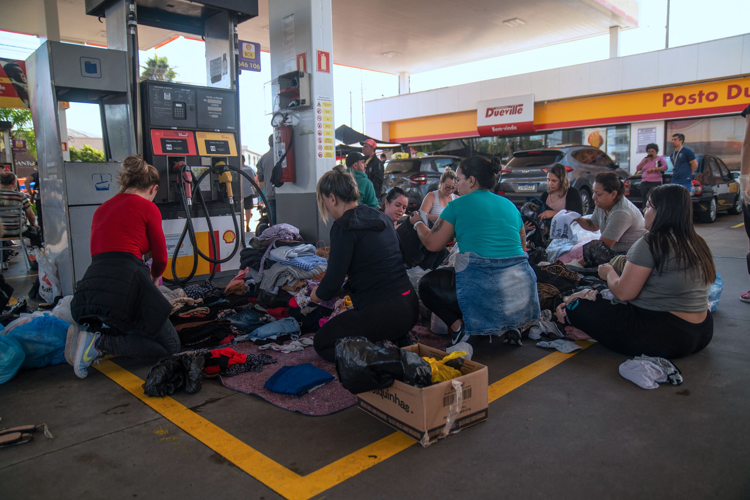 Ảnh chụp hôm 05/05/2024 tại một trạm xăng ở thành phố Porto Alegre, tiểu bang Rio Grande do Sul, Brazil, các tình nguyện viên cung cấp thực phẩm, chăm sóc y tế và quần áo cho những người dân bị ảnh hưởng bởi thiên tai. (Ảnh: Carlos Fabal/AFP via Getty Images)