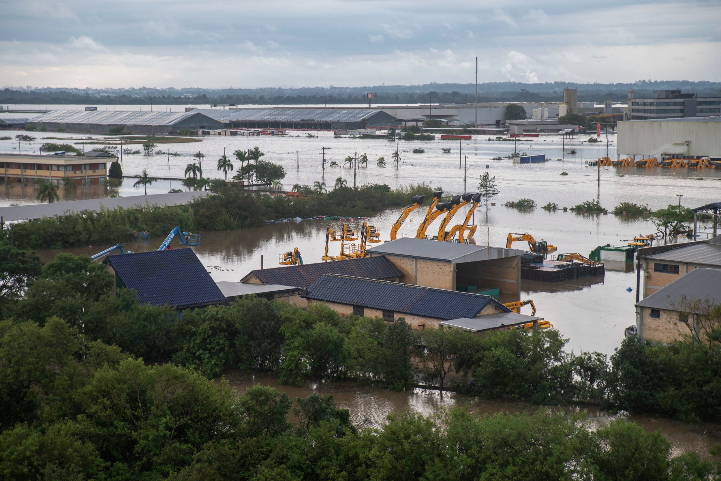 Ảnh chụp từ trên cao của khu dân cư Sarandi, tiểu bang Rio Grande do Sul, Brazil, bị nhấn chìm trong nước lũ, hôm 05/05/2024. (Ảnh: Carlos Fabal/AFP qua Getty Images)