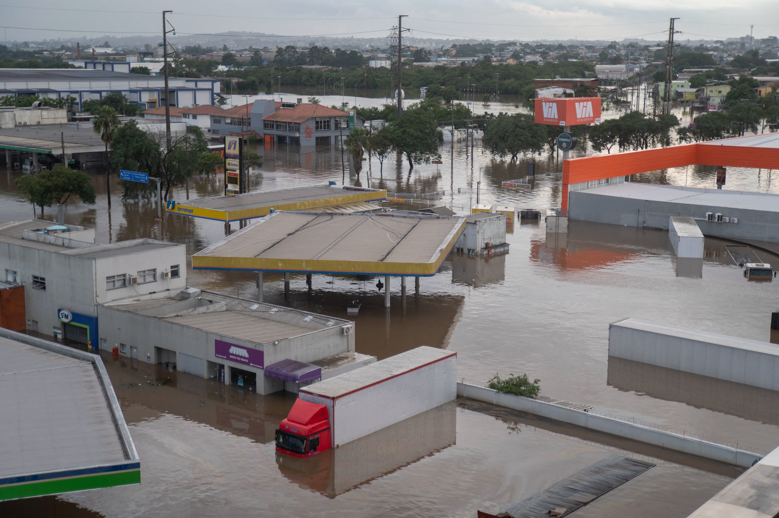 Ảnh chụp từ trên cao của khu dân cư Sarandi, tiểu bang Rio Grande do Sul, Brazil, bị nhấn chìm trong nước lũ, hôm 05/05/2024. (Ảnh: Carlos Fabal/AFP qua Getty Images)
