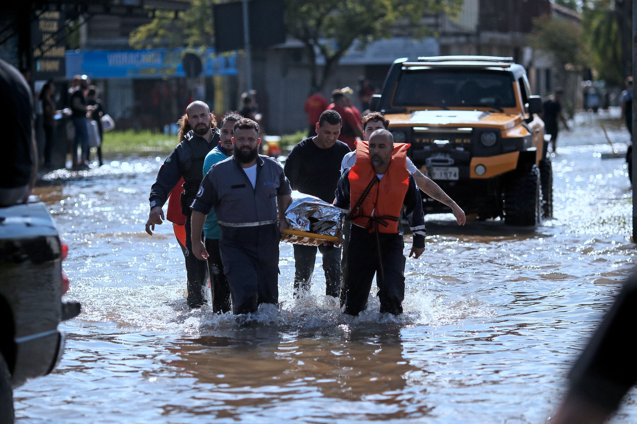 Một người phụ nữ ở thành phố Porto Alegre, thủ phủ tiểu bang Rio Grande do Sul, Brazil sau khi được giải cứu đã được chuyển đến trung tâm y tế, hôm 05/05/2024. (Ảnh: Anselmo Cunha/AFP qua Getty Images)