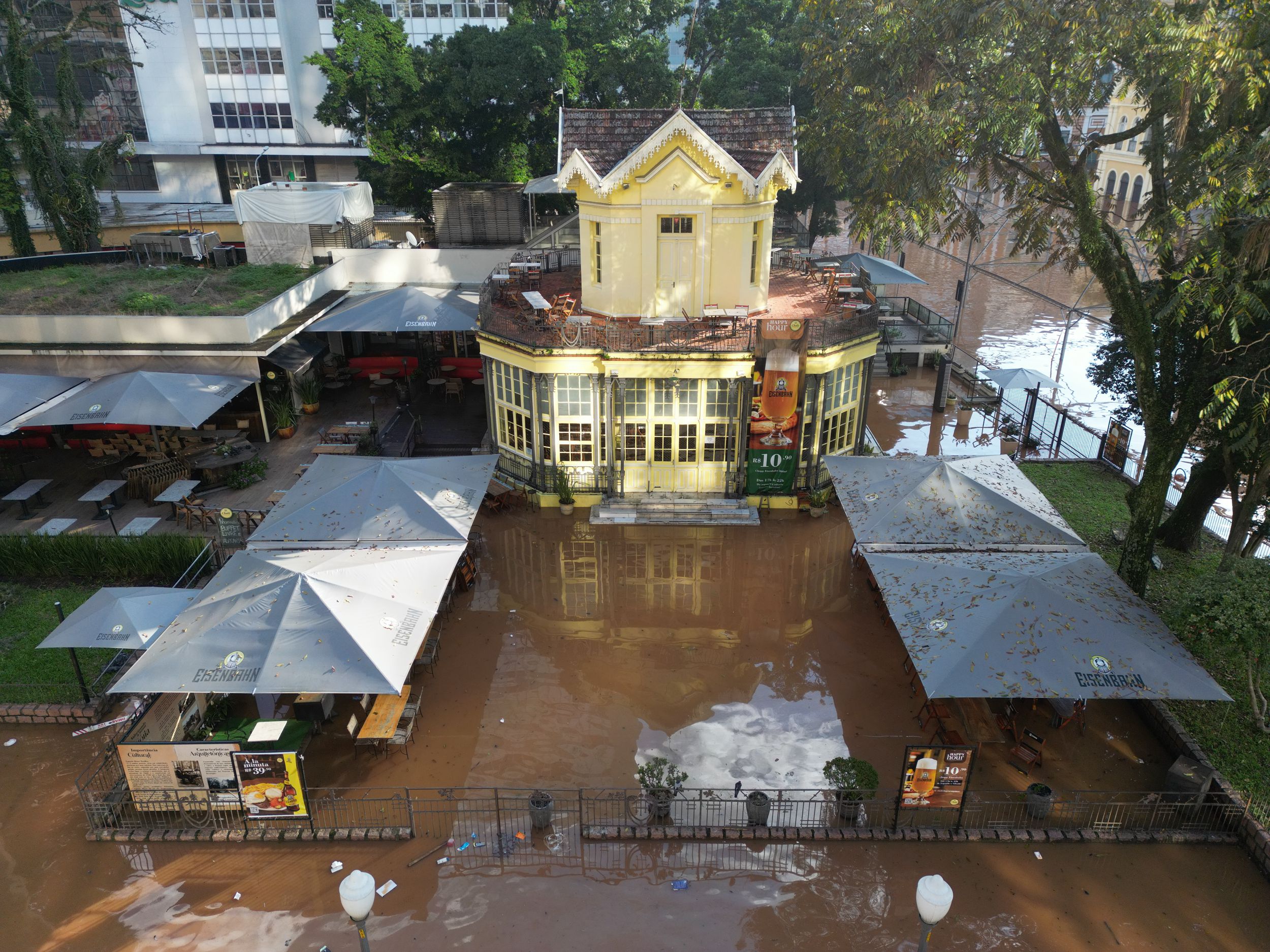 Hôm 05/05/2024, sau cơn mưa lớn tại tiểu bang Rio Grande do Sul, Brazil, nước sông Guaiba dâng cao, làm cho trung tâm của thủ phủ bang, thành phố Porto Alegre, bị nhấn chìm trong nước lũ. (Ảnh: Ramiro Sanchez/Getty Images)