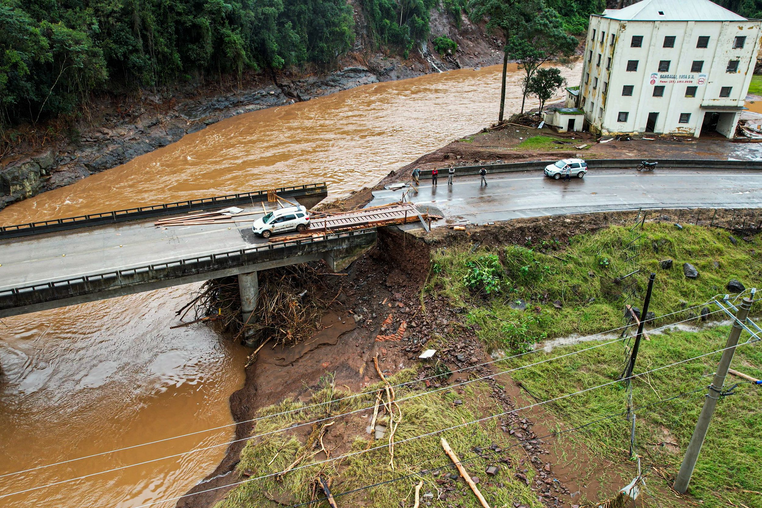 Ảnh chụp từ trên cao của một cây cầu tại thị trấn Encantado, tiểu bang Rio Grande do Sul, Brazil, bị cắt đứt bởi lũ lụt, hôm 05/05/2024. (Ảnh: Gustavo Ghisleni/AFP qua Getty Images)