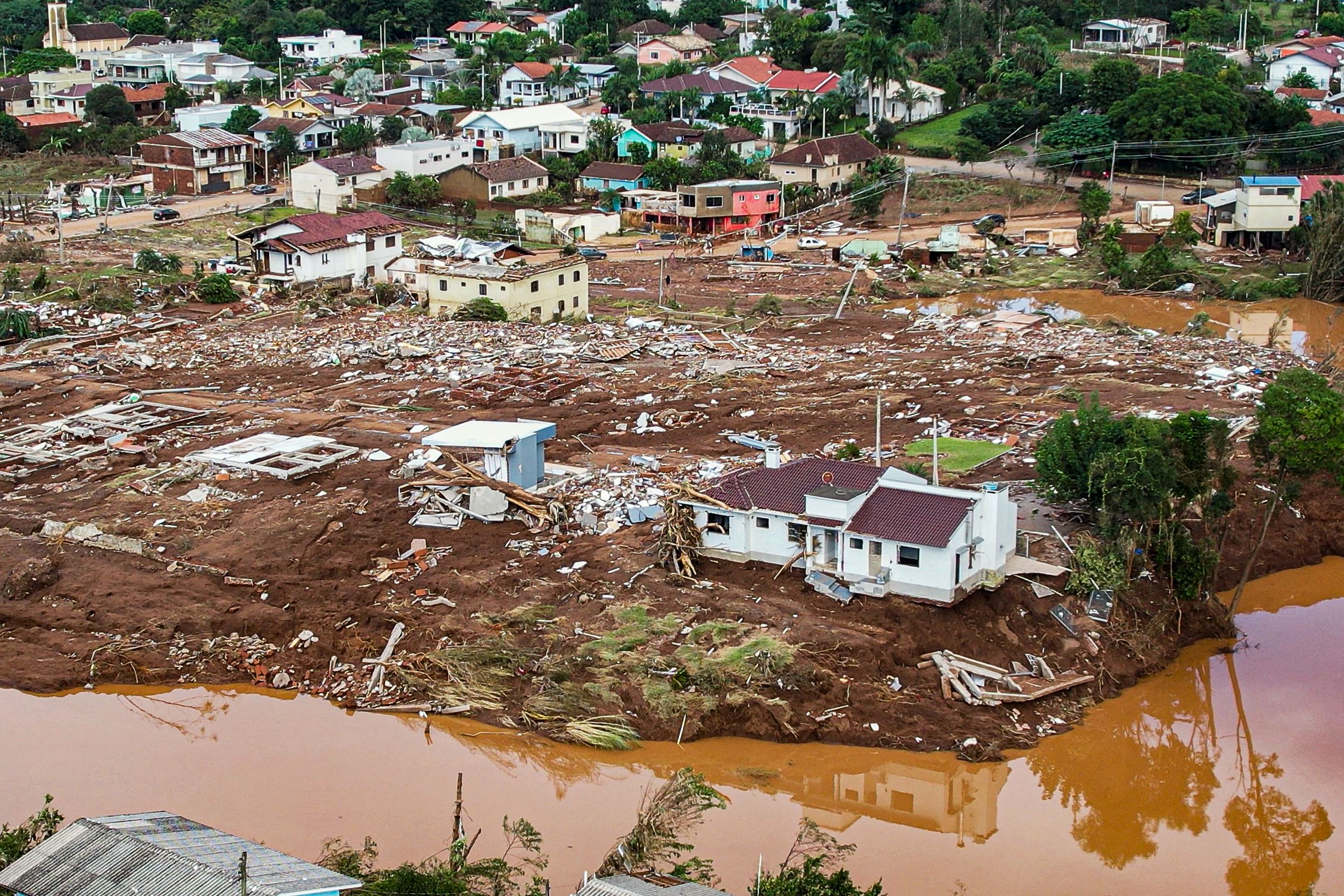 Ảnh chụp từ trên cao của các ngôi nhà tại thị trấn Roca Sales, tiểu bang Rio Grande do Sul, Brazil, bị hủy hoại bởi lũ lụt, hôm 05/05/2024. (Ảnh: Gustavo Ghisleni/AFP qua Getty Images)