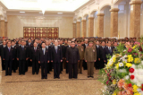 Ảnh chụp nhà lãnh đạo Bắc Hàn Kim Jong-un (giữa) cùng nhiều quan chức đến tham Cung điện Mặt trời Cẩm Tú Sơn (Jinxushan) tại Bình Nhưỡng ngày 07/1/2017 (Ảnh: STR/AFP thuộc Getty Images)