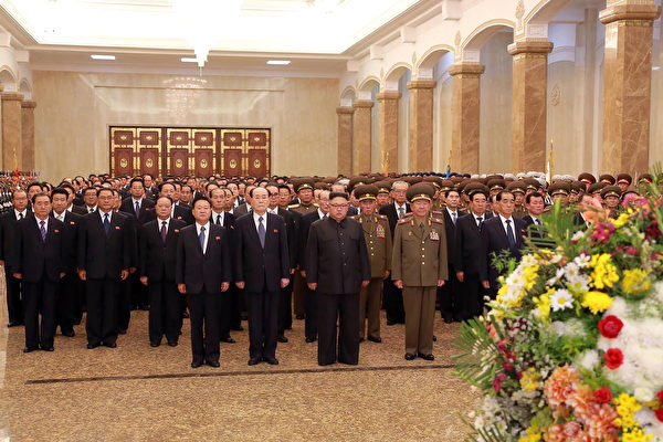 Ảnh chụp nhà lãnh đạo Bắc Hàn Kim Jong-un (giữa) cùng nhiều quan chức đến tham Cung điện Mặt trời Cẩm Tú Sơn (Jinxushan) tại Bình Nhưỡng ngày 07/1/2017 (Ảnh: STR/AFP thuộc Getty Images)