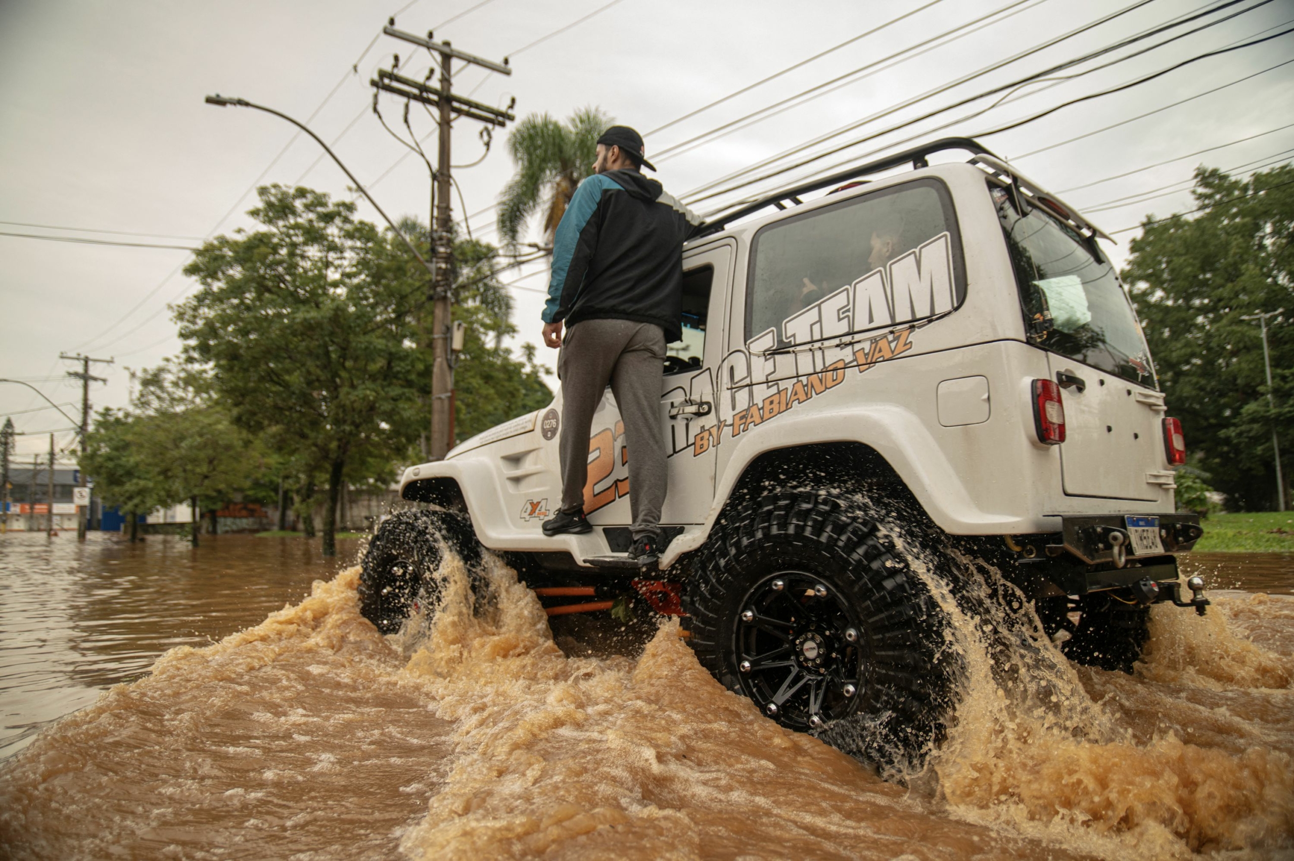 Ảnh chụp hôm 05/05/2024 tại thành phố Porto Alegre, tiểu bang Rio Grande do Sul, Brazil, một số tài xế lái xe off-road tình nguyện giúp đỡ sơ tán người dân bị kẹt trong lũ lụt. (Ảnh: Carlos Fabal/AFP via Getty Images)