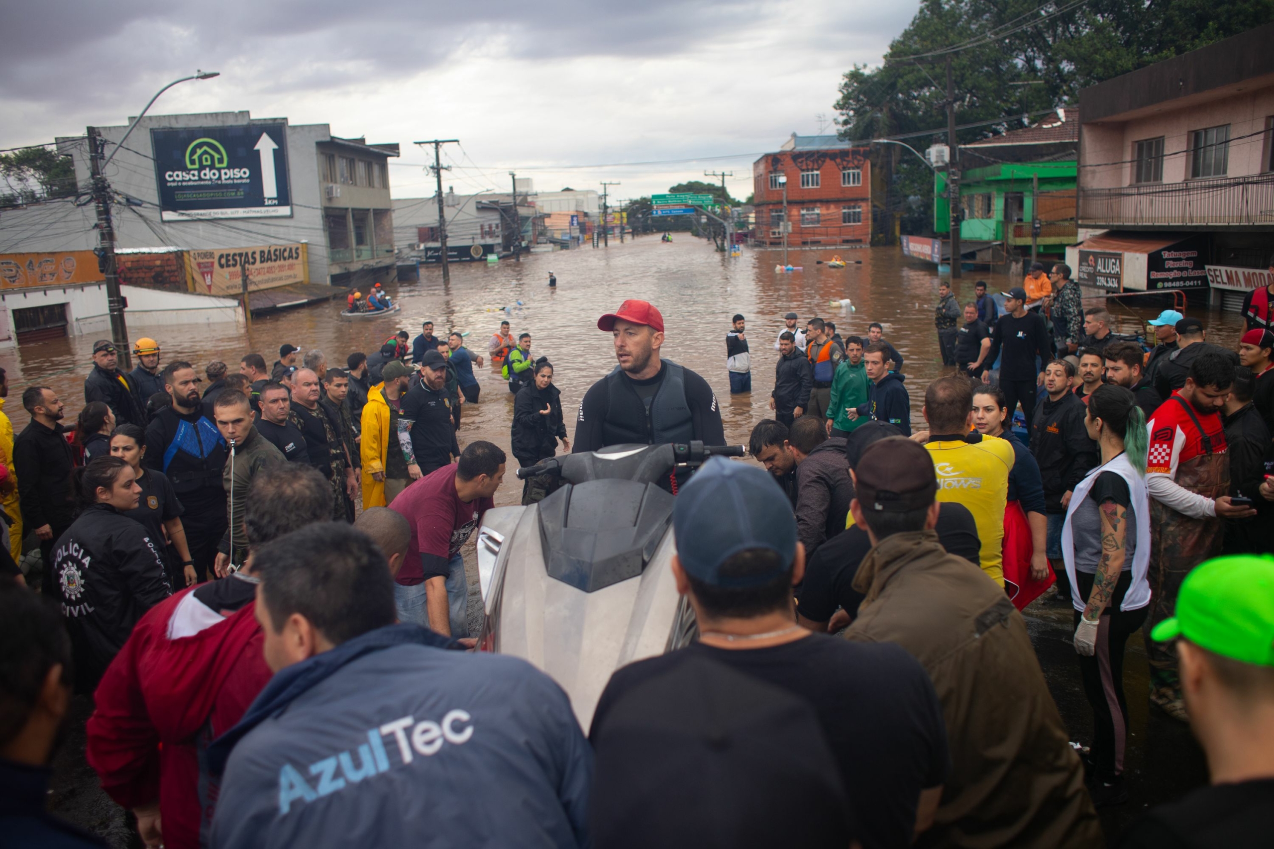 Sau cơn mưa lớn tại tiểu bang Rio Grande do Sul, Brazil hôm 05/05/2024, nước sông Guaiba dâng cao, các nhân viên cứu hộ hợp lực cứu giúp những cư dân bị kẹt trong lũ lụt. (Ảnh: Ramiro Sanchez/Getty Images)