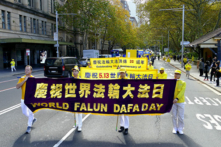 Tin ảnh: Học viên Pháp Luân Công ở Sydney tổ chức diễn hành kỷ niệm 32 năm Pháp Luân Đại Pháp hồng truyền