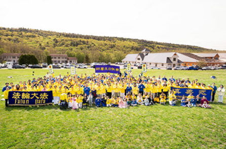 Tin ảnh: Học viên Pháp Luân Công quận Orange, New York, luyện công tập thể chào mừng Ngày Pháp Luân Đại Pháp