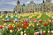Học viên Pháp Luân Công ở miền Đông Canada tổ chức kỷ niệm 32 năm Pháp Luân Đại Pháp được hồng truyền ra thế giới hôm 08/05/2024.  (Ảnh: Nhậm Kiều Sinh/The Epoch Times)