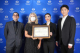 Nữ nghị sỹ Noemia Rocha, đại diện chính quyền thành phố Curitiba, trao giải thưởng cho Đoàn Nghệ thuật Biểu diễn Shen Yun tối hôm 08/05/2024. (Ảnh: Mạch Lôi/The Epoch Time)
